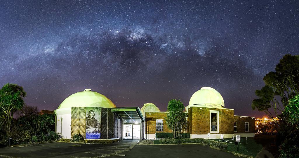 Bolton Hotel Wellington Exterior foto The observatory at night